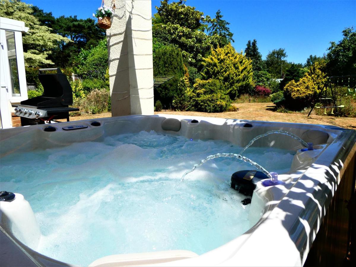 Lions Lodge: Great Location With Hot Tub Ringwood Exterior photo